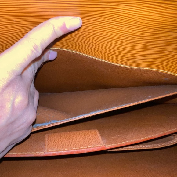 Louis Vuitton Preloved Epi leather briefcase needs some attention good condition - Picture 10 of 16